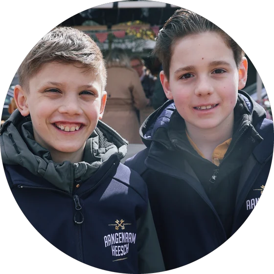 Twee jonge vrijwilligers in het jack van Aangenaam Heesch