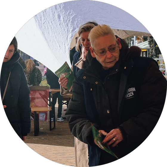 Vrijwilliger van Aangenaam Heesch bij de tulpen op het Lente Event